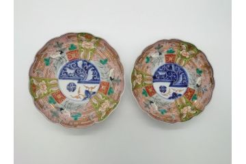 明治期　伊万里　色絵　金襴手　角冨　松鶴図　色彩鮮やかな吉祥図が目を引く皿(大8寸　約24cm・小7寸　約21.5cm)2枚セット(八寸、七寸、角富、和食器、和皿)(R-061971)