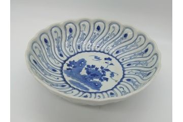 染付　捻文　蝙蝠に牡丹の図　9.4寸皿　約28.5cm　捻じりの模様が印象的な大皿(九寸四分、変形皿、和食器、和皿)(R-061972)