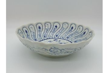 染付　捻文　蝙蝠に牡丹の図　9.4寸皿　約28.5cm　捻じりの模様が印象的な大皿(九寸四分、変形皿、和食器、和皿)(R-061972)