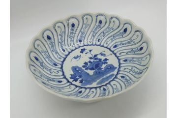 染付　捻文　蝙蝠に牡丹の図　9.4寸皿　約28.5cm　捻じりの模様が印象的な大皿(九寸四分、変形皿、和食器、和皿)(R-061972)