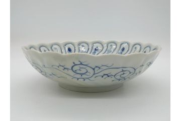 染付　捻文　蝙蝠に牡丹の図　9.4寸皿　約28.5cm　捻じりの模様が印象的な大皿(九寸四分、変形皿、和食器、和皿)(R-061972)