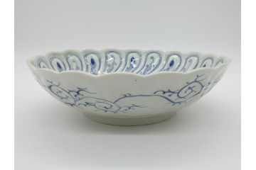 染付　捻文　蝙蝠に牡丹の図　9.4寸皿　約28.5cm　捻じりの模様が印象的な大皿(九寸四分、変形皿、和食器、和皿)(R-061972)