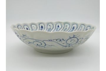 染付　捻文　蝙蝠に牡丹の図　9.4寸皿　約28.5cm　捻じりの模様が印象的な大皿(九寸四分、変形皿、和食器、和皿)(R-061972)