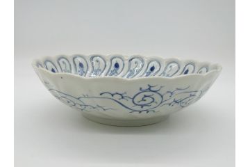 染付　捻文　蝙蝠に牡丹の図　9.4寸皿　約28.5cm　捻じりの模様が印象的な大皿(九寸四分、変形皿、和食器、和皿)(R-061972)