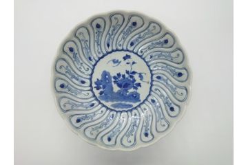 染付　捻文　蝙蝠に牡丹の図　9.4寸皿　約28.5cm　捻じりの模様が印象的な大皿(九寸四分、変形皿、和食器、和皿)(R-061972)
