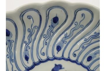 染付　捻文　蝙蝠に牡丹の図　9.4寸皿　約28.5cm　捻じりの模様が印象的な大皿(九寸四分、変形皿、和食器、和皿)(R-061972)