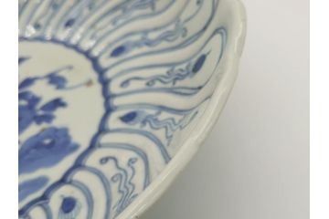 染付　捻文　蝙蝠に牡丹の図　9.4寸皿　約28.5cm　捻じりの模様が印象的な大皿(九寸四分、変形皿、和食器、和皿)(R-061972)