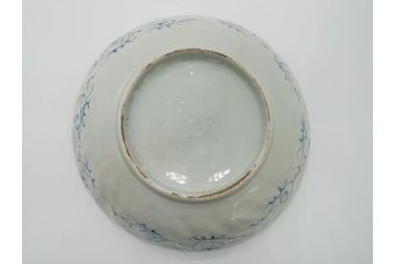 染付　捻文　蝙蝠に牡丹の図　9.4寸皿　約28.5cm　捻じりの模様が印象的な大皿(九寸四分、変形皿、和食器、和皿)(R-061972)