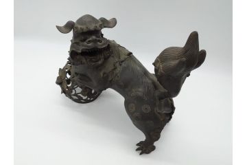 古銅　玉獅子　香炉　勇ましく異彩を放つ表情に惹きつけられる獅子の置物(中国?、仏具、インテリア、ディスプレイ)(R-061977)