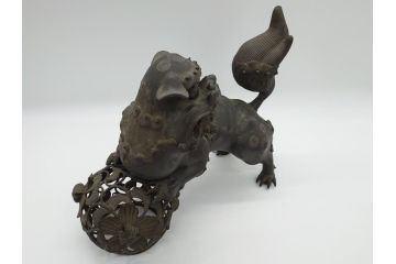 古銅　玉獅子　香炉　勇ましく異彩を放つ表情に惹きつけられる獅子の置物(中国?、仏具、インテリア、ディスプレイ)(R-061977)