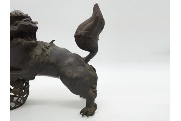 古銅　玉獅子　香炉　勇ましく異彩を放つ表情に惹きつけられる獅子の置物(中国?、仏具、インテリア、ディスプレイ)(R-061977)