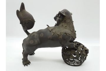 古銅　玉獅子　香炉　勇ましく異彩を放つ表情に惹きつけられる獅子の置物(中国?、仏具、インテリア、ディスプレイ)(R-061977)