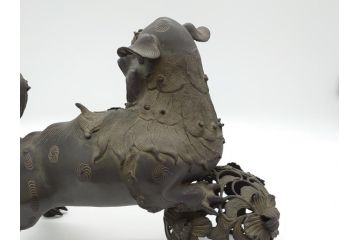 古銅　玉獅子　香炉　勇ましく異彩を放つ表情に惹きつけられる獅子の置物(中国?、仏具、インテリア、ディスプレイ)(R-061977)