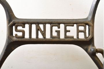 イギリスアンティーク　SINGER(シンガー)社　レトロな佇まいがお洒落なミシンの鉄脚(シンガーミシン、ミシンテーブル、ミシン台)(R-061981)