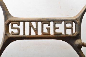 イギリスアンティーク　SINGER(シンガー)社　レトロな佇まいがお洒落なミシンの鉄脚(シンガーミシン、ミシンテーブル、ミシン台)(R-061983)