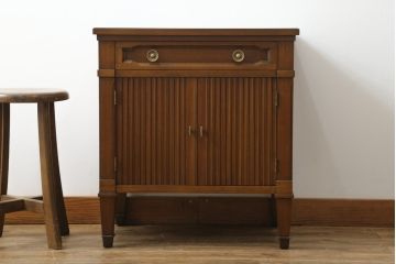 中古　DREXEL HERITAGE(ドレクセルヘリテイジ)　Triune(トライユン)　マホガニー材　上品な佇まいが魅力のナイトテーブル(サイドテーブル、収納棚、戸棚、サイドキャビネット)(R-061991)