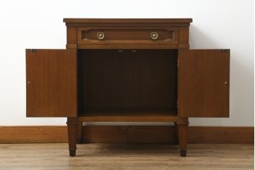 中古　DREXEL HERITAGE(ドレクセルヘリテイジ)　Triune(トライユン)　マホガニー材　上品な佇まいが魅力のナイトテーブル(サイドテーブル、収納棚、戸棚、サイドキャビネット)(R-061991)