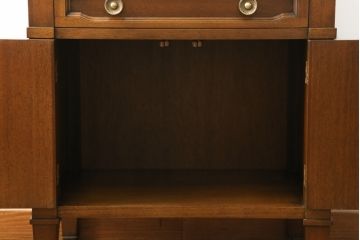 中古　DREXEL HERITAGE(ドレクセルヘリテイジ)　Triune(トライユン)　マホガニー材　上品な佇まいが魅力のナイトテーブル(サイドテーブル、収納棚、戸棚、サイドキャビネット)(R-061991)