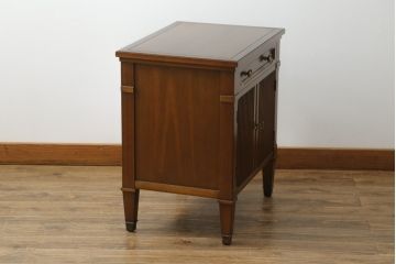 中古　DREXEL HERITAGE(ドレクセルヘリテイジ)　Triune(トライユン)　マホガニー材　上品な佇まいが魅力のナイトテーブル(サイドテーブル、収納棚、戸棚、サイドキャビネット)(R-061991)