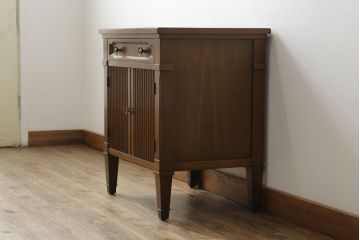 中古　DREXEL HERITAGE(ドレクセルヘリテイジ)　Triune(トライユン)　マホガニー材　上品な佇まいが魅力のナイトテーブル(サイドテーブル、収納棚、戸棚、サイドキャビネット)(R-061991)