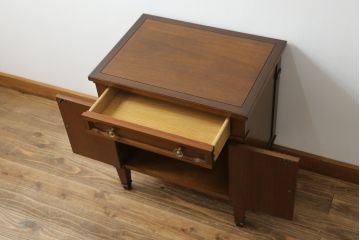 中古　DREXEL HERITAGE(ドレクセルヘリテイジ)　Triune(トライユン)　マホガニー材　上品な佇まいが魅力のナイトテーブル(サイドテーブル、収納棚、戸棚、サイドキャビネット)(R-061991)