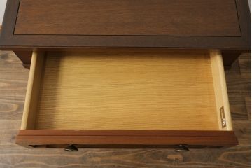 中古　DREXEL HERITAGE(ドレクセルヘリテイジ)　Triune(トライユン)　マホガニー材　上品な佇まいが魅力のナイトテーブル(サイドテーブル、収納棚、戸棚、サイドキャビネット)(R-061991)