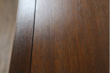 中古　DREXEL HERITAGE(ドレクセルヘリテイジ)　Triune(トライユン)　マホガニー材　上品な佇まいが魅力のナイトテーブル(サイドテーブル、収納棚、戸棚、サイドキャビネット)(R-061991)