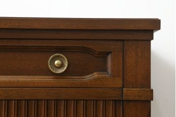 中古　DREXEL HERITAGE(ドレクセルヘリテイジ)　Triune(トライユン)　マホガニー材　上品な佇まいが魅力のナイトテーブル(サイドテーブル、収納棚、戸棚、サイドキャビネット)(R-061991)