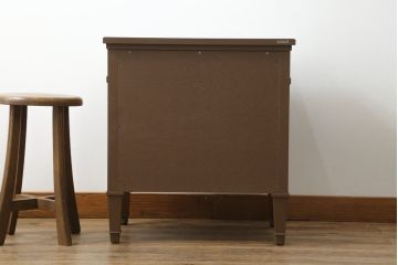 中古　DREXEL HERITAGE(ドレクセルヘリテイジ)　Triune(トライユン)　マホガニー材　上品な佇まいが魅力のナイトテーブル(サイドテーブル、収納棚、戸棚、サイドキャビネット)(R-061991)