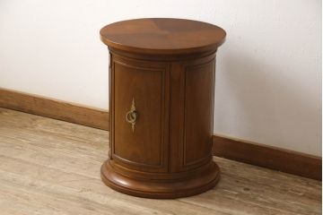 中古　DREXEL HERITAGE(ドレクセルヘリテイジ)　Triune(トライユン)　クラシカルな佇まいと美しい杢目使いが目を惹くドラムテーブル(サイドテーブル、ラウンドテーブル、コーヒーテーブル、ミニテーブル、サイドキャビネット)(R-061992)