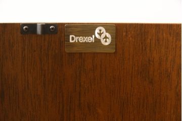 中古　DREXEL HERITAGE(ドレクセルヘリテイジ)　Triune(トライユン)　クラシカルな佇まいと美しい杢目使いが目を惹くドラムテーブル(サイドテーブル、ラウンドテーブル、コーヒーテーブル、ミニテーブル、サイドキャビネット)(R-061992)