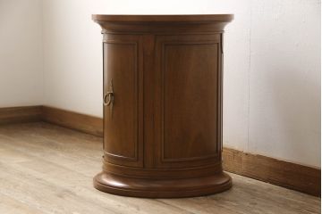 中古　DREXEL HERITAGE(ドレクセルヘリテイジ)　Triune(トライユン)　クラシカルな佇まいと美しい杢目使いが目を惹くドラムテーブル(サイドテーブル、ラウンドテーブル、コーヒーテーブル、ミニテーブル、サイドキャビネット)(R-061992)