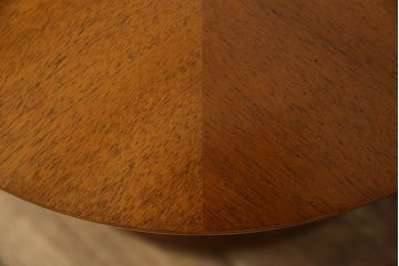 中古　DREXEL HERITAGE(ドレクセルヘリテイジ)　Triune(トライユン)　クラシカルな佇まいと美しい杢目使いが目を惹くドラムテーブル(サイドテーブル、ラウンドテーブル、コーヒーテーブル、ミニテーブル、サイドキャビネット)(R-061992)