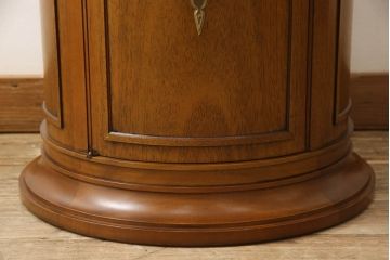 中古　DREXEL HERITAGE(ドレクセルヘリテイジ)　Triune(トライユン)　クラシカルな佇まいと美しい杢目使いが目を惹くドラムテーブル(サイドテーブル、ラウンドテーブル、コーヒーテーブル、ミニテーブル、サイドキャビネット)(R-061992)