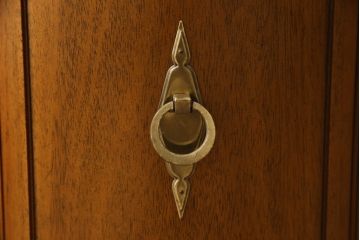 中古　DREXEL HERITAGE(ドレクセルヘリテイジ)　Triune(トライユン)　クラシカルな佇まいと美しい杢目使いが目を惹くドラムテーブル(サイドテーブル、ラウンドテーブル、コーヒーテーブル、ミニテーブル、サイドキャビネット)(R-061992)