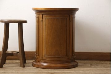 中古　DREXEL HERITAGE(ドレクセルヘリテイジ)　Triune(トライユン)　クラシカルな佇まいと美しい杢目使いが目を惹くドラムテーブル(サイドテーブル、ラウンドテーブル、コーヒーテーブル、ミニテーブル、サイドキャビネット)(R-061992)