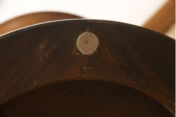 中古　DREXEL HERITAGE(ドレクセルヘリテイジ)　Triune(トライユン)　クラシカルな佇まいと美しい杢目使いが目を惹くドラムテーブル(サイドテーブル、ラウンドテーブル、コーヒーテーブル、ミニテーブル、サイドキャビネット)(R-061992)