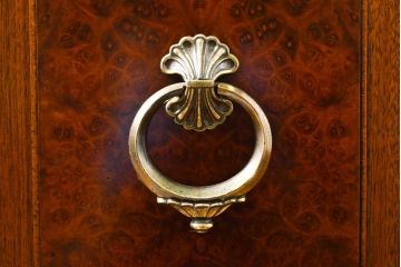 中古　DREXEL HERITAGE(ドレクセルヘリテイジ)　FRANCESCA(フランチェスカ)　マホガニー材　クラシカルな佇まいが美しいサイドボード(クレデンザ、クリデンザ、収納棚、戸棚、サイドキャビネット、リビングボード)(R-061994)