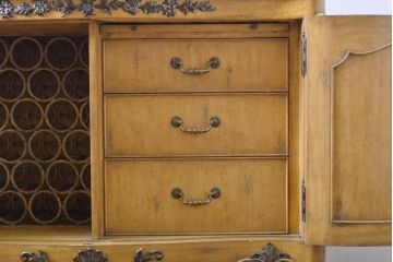 中古　美品　MAITLAND-SMITH(メートランドスミス)　籐編みデザインが目を惹くヨーロピアンなサーバー(ワインラック、サイドボード、サービス台、収納棚、戸棚、サイドキャビネット)(定価約140万円)(R-061999)