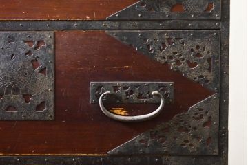 アンティーク家具　和製アンティーク　明治期　内部桐材　細かな透かし金具が目を引く佐渡箪笥(八幡箪笥、衣装箪笥、引き出し、ローチェスト、ローボード、桐箪笥、桐たんす)(R-062001)