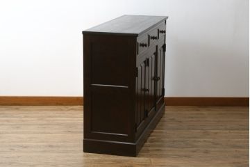中古　北海道民芸家具　天板リメイク・ヒノキ天板　上品な佇まいが落ち着きのある空間を演出するサイドボード(収納棚、戸棚、食器棚、カップボード、サイドキャビネット)(R-062003)