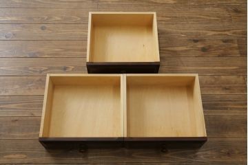 中古　北海道民芸家具　天板リメイク・ヒノキ天板　上品な佇まいが落ち着きのある空間を演出するサイドボード(収納棚、戸棚、食器棚、カップボード、サイドキャビネット)(R-062003)