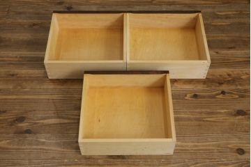 中古　北海道民芸家具　天板リメイク・ヒノキ天板　上品な佇まいが落ち着きのある空間を演出するサイドボード(収納棚、戸棚、食器棚、カップボード、サイドキャビネット)(R-062003)