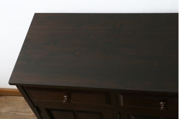 中古　北海道民芸家具　天板リメイク・ヒノキ天板　上品な佇まいが落ち着きのある空間を演出するサイドボード(収納棚、戸棚、食器棚、カップボード、サイドキャビネット)(R-062003)