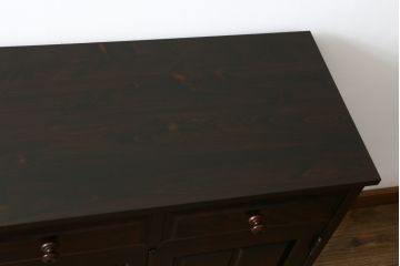 中古　北海道民芸家具　天板リメイク・ヒノキ天板　上品な佇まいが落ち着きのある空間を演出するサイドボード(収納棚、戸棚、食器棚、カップボード、サイドキャビネット)(R-062003)