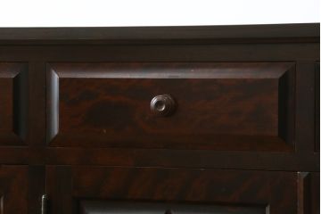 中古　北海道民芸家具　天板リメイク・ヒノキ天板　上品な佇まいが落ち着きのある空間を演出するサイドボード(収納棚、戸棚、食器棚、カップボード、サイドキャビネット)(R-062003)