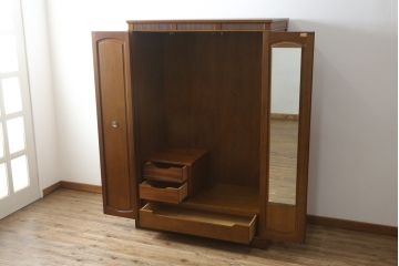 中古　DREXEL HERITAGE(ドレクセルヘリテイジ)　Triune(トライユン)シリーズ　マホガニー材の木肌が美しいワードローブ(キャビネット、収納棚、戸棚、洋服タンス)(定価約90万円)(R-062005)
