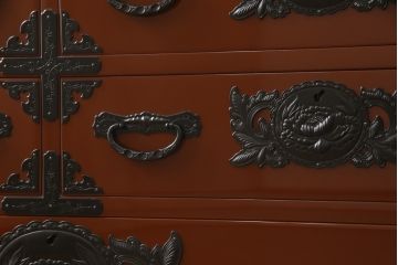中古　仙台民芸箪笥(仙台箪笥)　欅産業製　漆塗りの朱色に黒々とした金具が映える整理箪笥(収納箪笥、和タンス、衣装箪笥、チェスト、引き出し)(定価約110万円)(R-062012)
