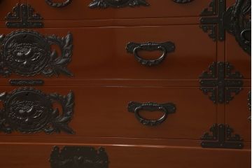 中古　仙台民芸箪笥(仙台箪笥)　欅産業製　漆塗りの朱色に黒々とした金具が映える整理箪笥(収納箪笥、和タンス、衣装箪笥、チェスト、引き出し)(定価約110万円)(R-062012)