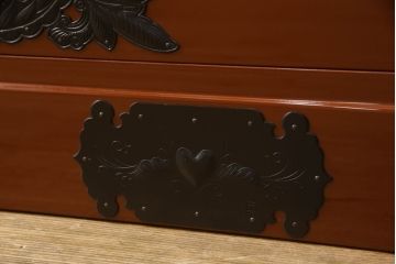 中古　仙台民芸箪笥(仙台箪笥)　欅産業製　漆塗りの朱色に黒々とした金具が映える整理箪笥(収納箪笥、和タンス、衣装箪笥、チェスト、引き出し)(定価約110万円)(R-062012)